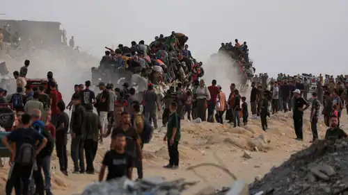 مشهد من التدافع على المساعدات في غزة