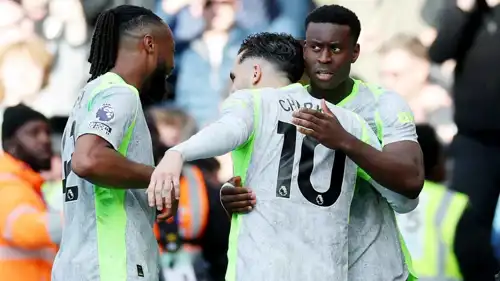 مارك غيهي وريان شرقي خلال فوز السيتي على تشيلسي