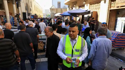 مترشح يوزع دعاية انتخابية في شارع المتنبي