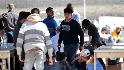 نازحون لبنانيون إثر الغارات الإسرائيلية 