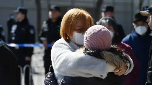 أقارب لركاب الطائرة الماليزية المفقودة أمام السفارة الماليزية