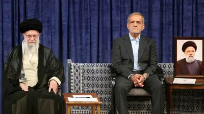 الرئيس الإيراني مسعود بزشكيان والمرشد الأعلى علي خامنئي