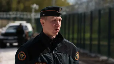 ضابط من حرس الحدود الفنلندي عند السياج