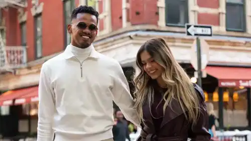 غالينو نجم الأهلي السعودي مع زوجته