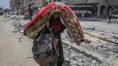 سيدة غزية نازحة إلى المواصي