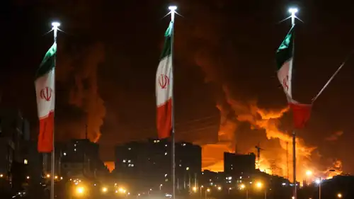 تصاعد الدخان من هجوم إسرائيلي سابق على مستودع نفط شاران، في طهران