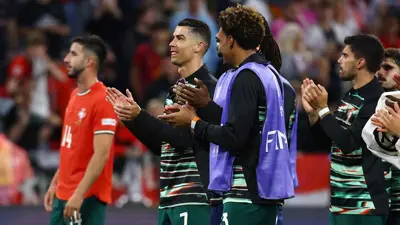 رونالدو يحتفل مع جماهير البرتغال بالفوز على ألمانيا