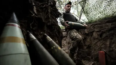 جندي أوكراني يحمل ذخيرة