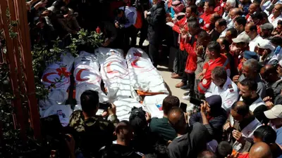 فلسطينيون يؤدون الصلاة أمام جثامين الضحايا