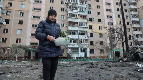 سيدة تعاين أضرار منزلها في زابوريجيا