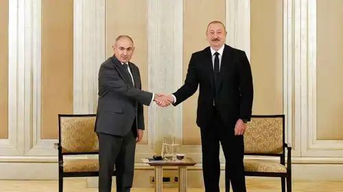 لقاء سابق بين رئيس الوزراء الأرميني (يسارا) والرئيس الأذربيجاني