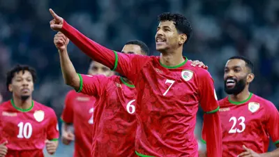 لاعبو منتخب عمان يحتفلون بالفوز على قطر