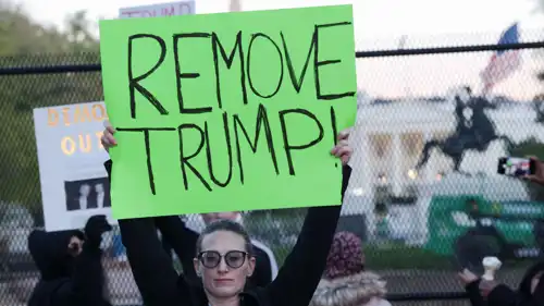 أمريكيون يدعون إلى عزل ترامب