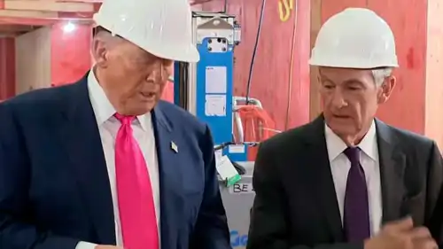 الرئيس الأمريكي دونالد ترامب، ورئيس مجلس الاحتياطي الفيدرالي جيروم باول