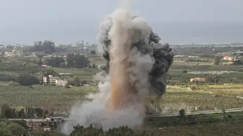 لحظة استهداف جسر القاسمية عند نهر الليطاني في جنوب لبنان