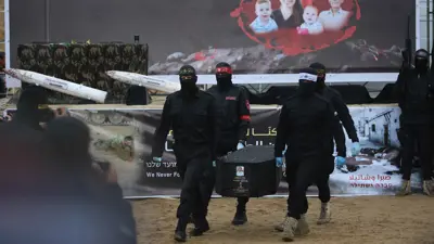 جانب من تسليم جثث الرهائن لإسرائيل