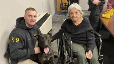 المعمرة الأمريكية لوريتا برفقة أحد ضباط السجن