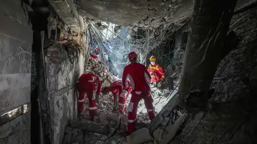 الدفاع المدني الإيراني يفتش هدفا تعرض لغارة إسرائيلية