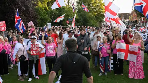 متظاهرون يشاركون في مظاهرة مناهضة للهجرة في إيبينغ