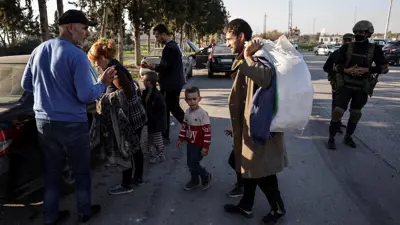 لاجئون سوريون يغادرون قاعدة حميميم