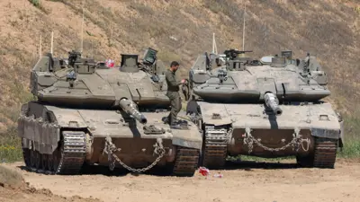 دبابتان إسرائيليتان على حدود غزة