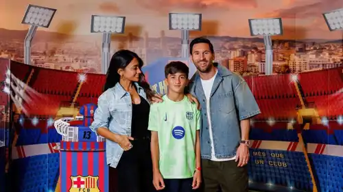 ميسي وزوجته أنتونيلا وابنهما