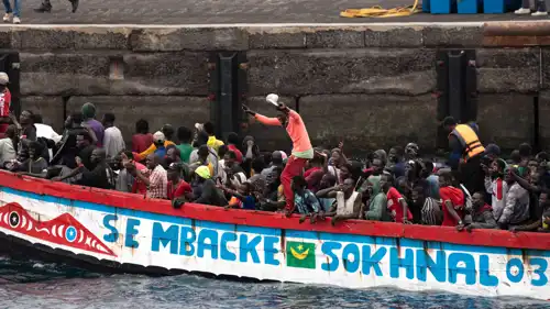 مهاجرون أفارقة على قارب