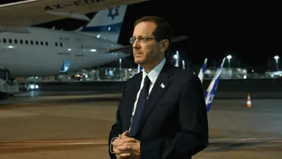 الرئيس الإسرائيلي بجانب الطائرة