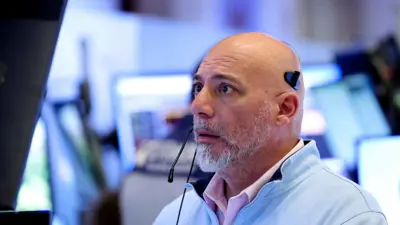 صدمة على وجه متداول ببورصة نيويورك اليوم