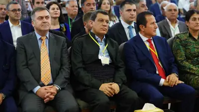 مظلوم عبدي (في الوسط) خلال المؤتمر