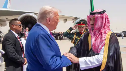 من مراسم استقبال الأمير محمد بن سلمان للرئيس الأمريكي