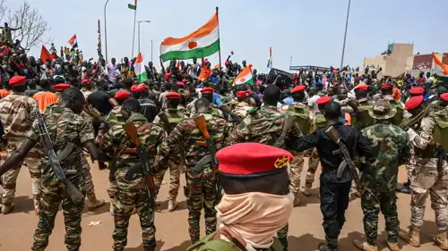 جنود من الجيش النيجري خلال مظاهرة مدنية