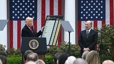 أثناء إعلان الرئيس الأمريكي دونالد ترامب للرسوم الجمركية