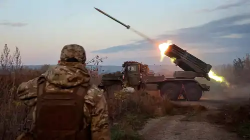 جنود أوكرانيون يطلقون صاروخ