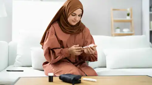 سيدة تفحص السكري (تعبيرية)