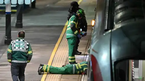 أفراد الأمن والطوارئ في موقع القطار المستهدف