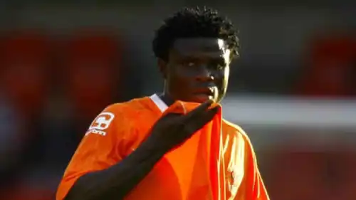 رزاق أوموتوسي نجم الزمالك والنصر السابق