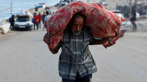 مسن نازح في غزة