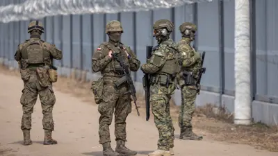 ضباط حرس الحدود البولنديون على السياج الحدودي مع بيلاروسيا