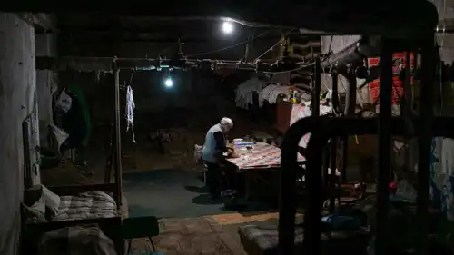 أوكرانية تعيش تحت الأرض في خيرسون 