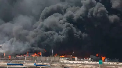 دخان كثيف جراء انفجار ميناء الشهيد رجائي في إيران