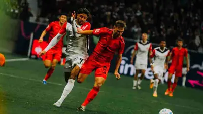 عمر مرموش في مباراة بايرن ميونخ وآينتراخت فرانكفورت