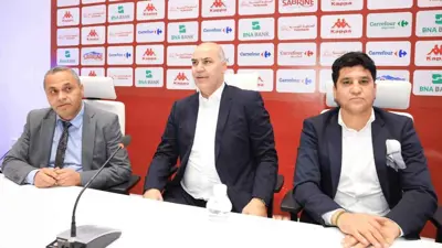 سامي الطرابلسي يتوسط زياد الجزيري المدير الرياضي وخميس الحمزاوي