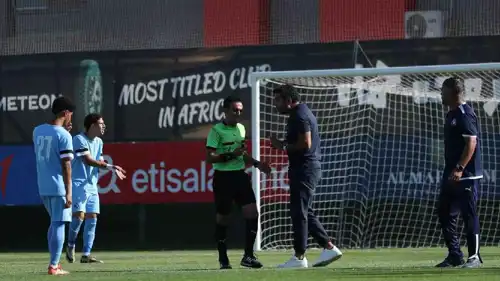 إسلام شكري رئيس قطاع الناشئين بنادي بيراميدز يتحدث مع حكم لقاء الأهلي