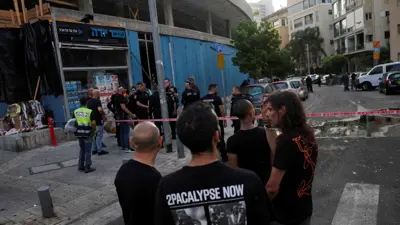 إسرائيليون يتجمعون قرب موقع انفجار في تل أبيب