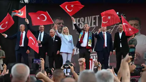 زعيم حزب الشعب الجمهوري أوزغور أوزيل مع مسؤولين من الحزب