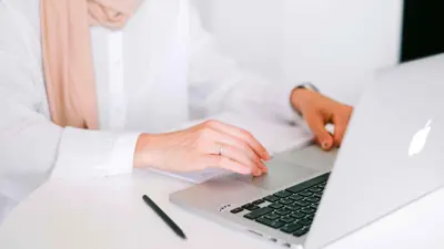 امرأة تستخدم جاهز حاسوب من أبل