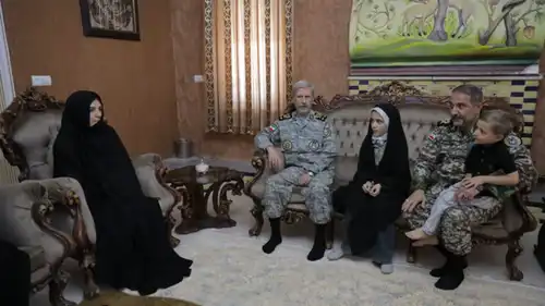 الفريق حاتمي (وسط) يلتقي عائلات ضحايا الجيش