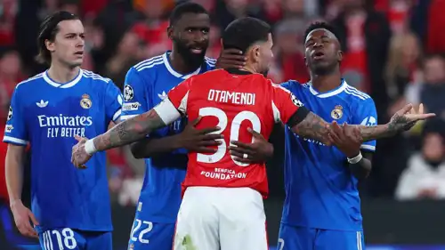 نيكولاس أوتاميندي مع لاعبي ريال مدريد