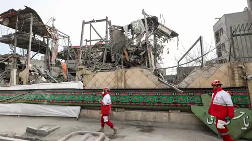 فرق الإنقاذ في موقع غارة على مبنى في طهران، إيران